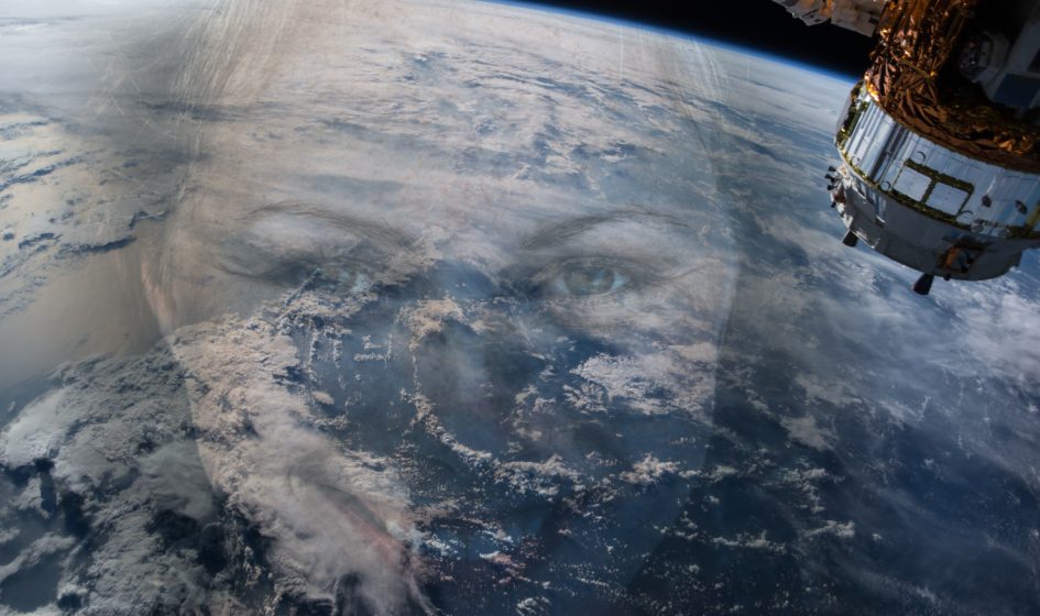 To Observe Oneself like an Astronaut Looking at the World